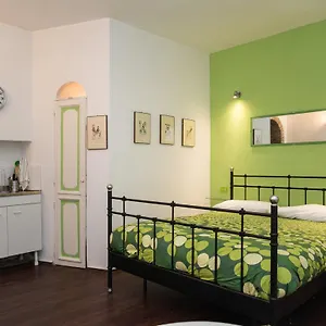 Trastevere Intimate , Rome Italy
